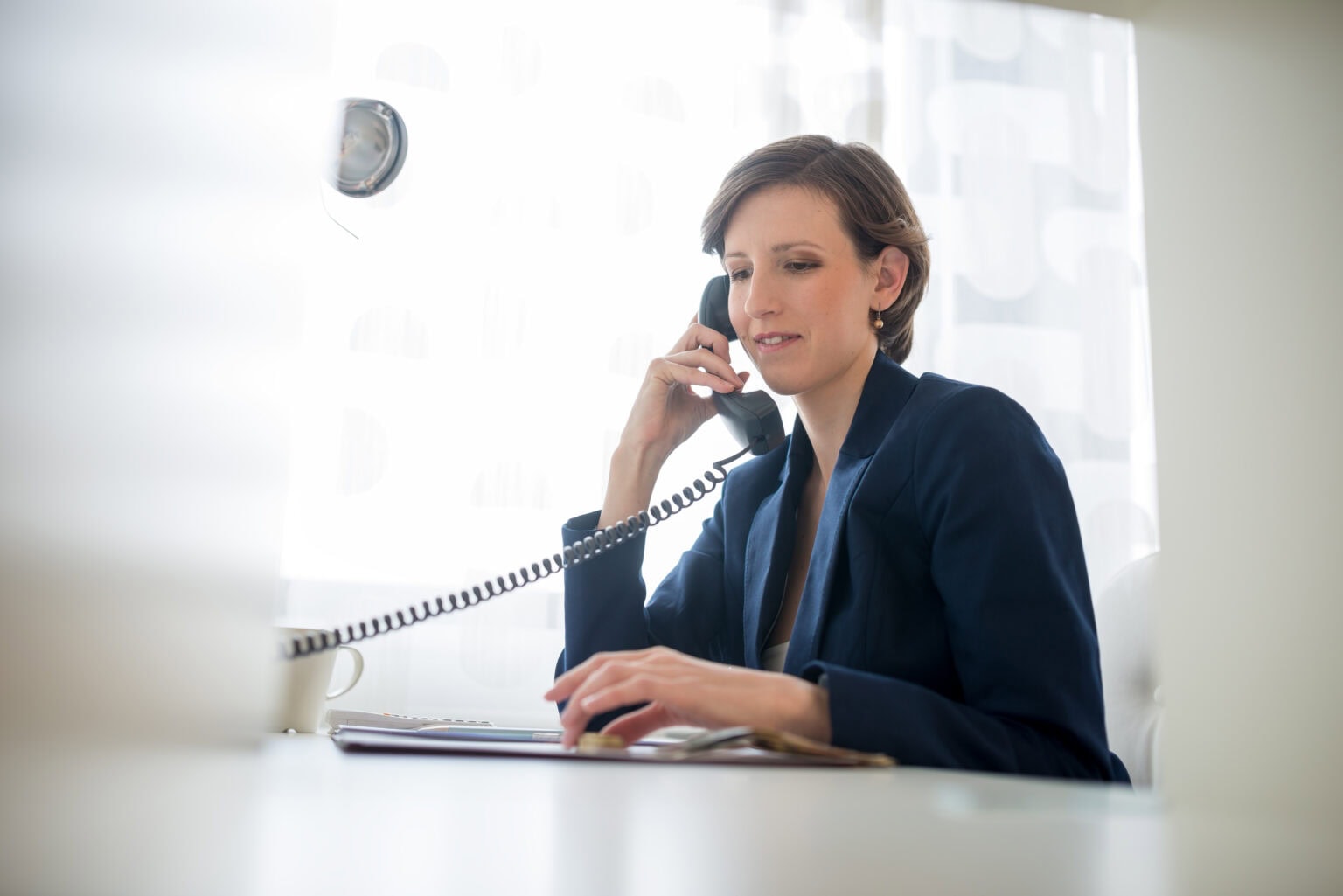 Frau in der Personalabteilung telefoniert um andere Mitarbeiter Abzuwerben