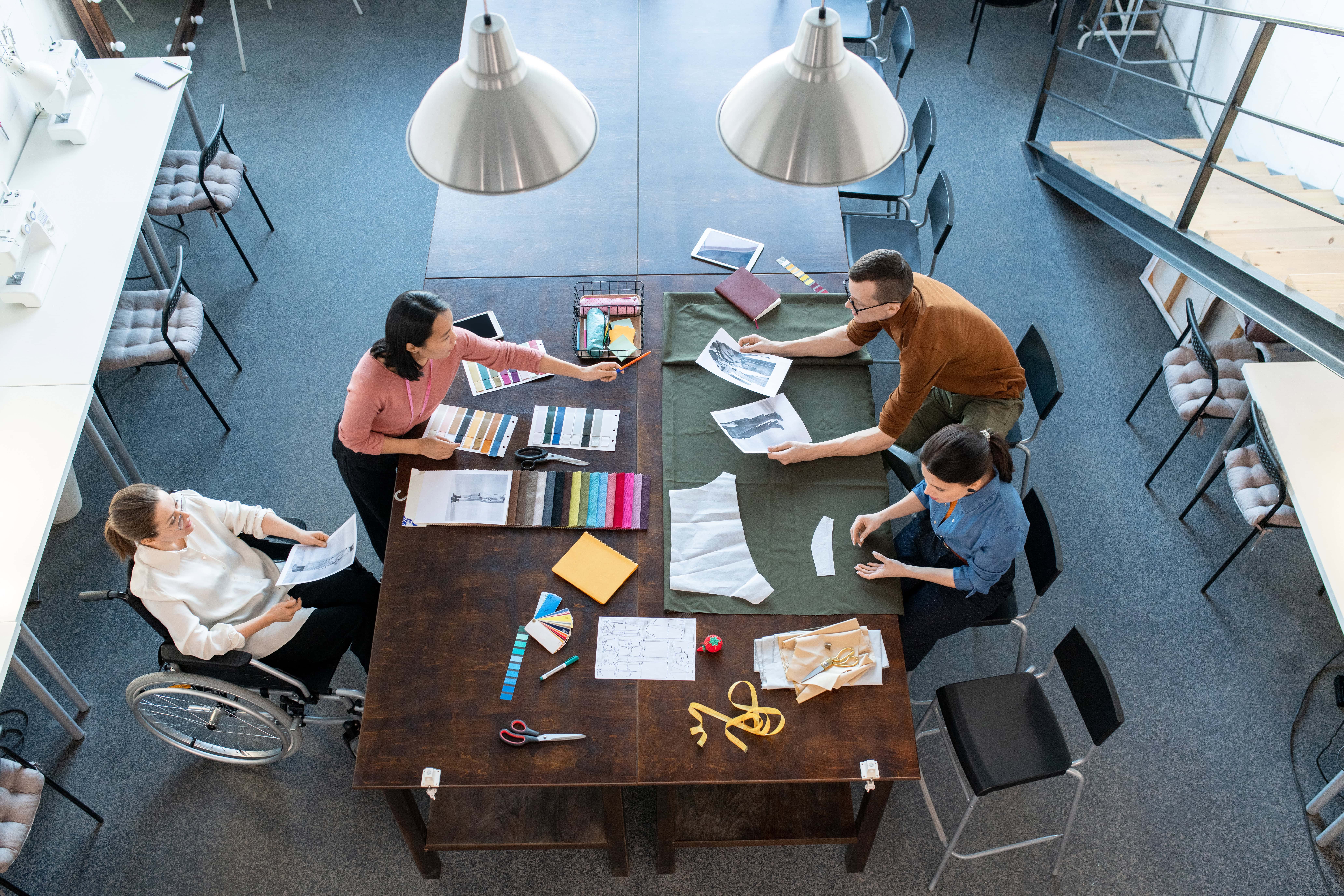Die vier Mitarbeiter haben eine effiziente Arbeitsplatzgestaltung