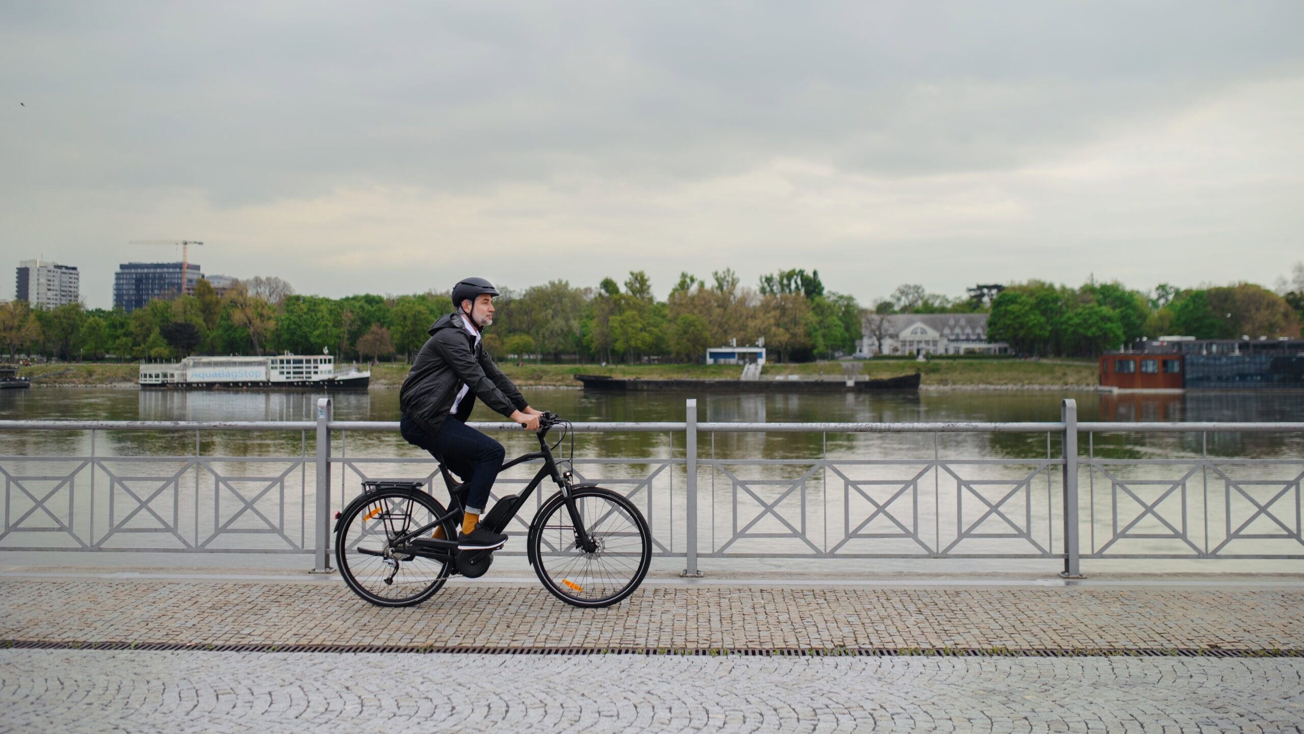 Mann fährt auf Firmenrad zur Arbeit