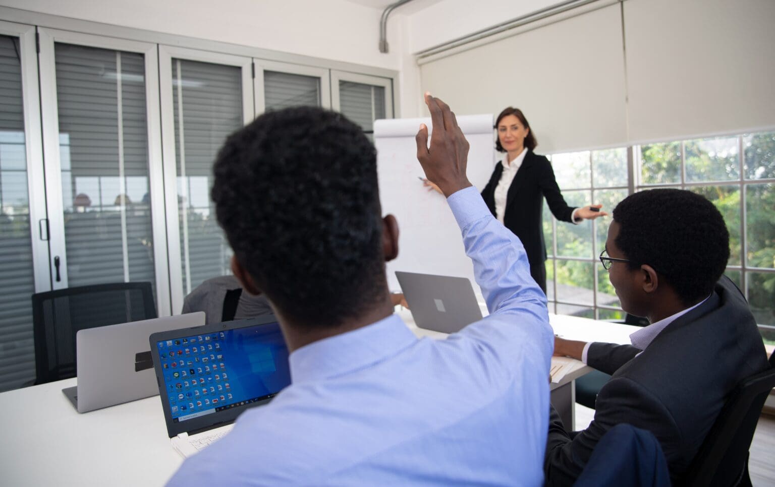 Zwei Männer haben in ihrer Betrieblichen Ausbildung fragen an die Ausbilderin