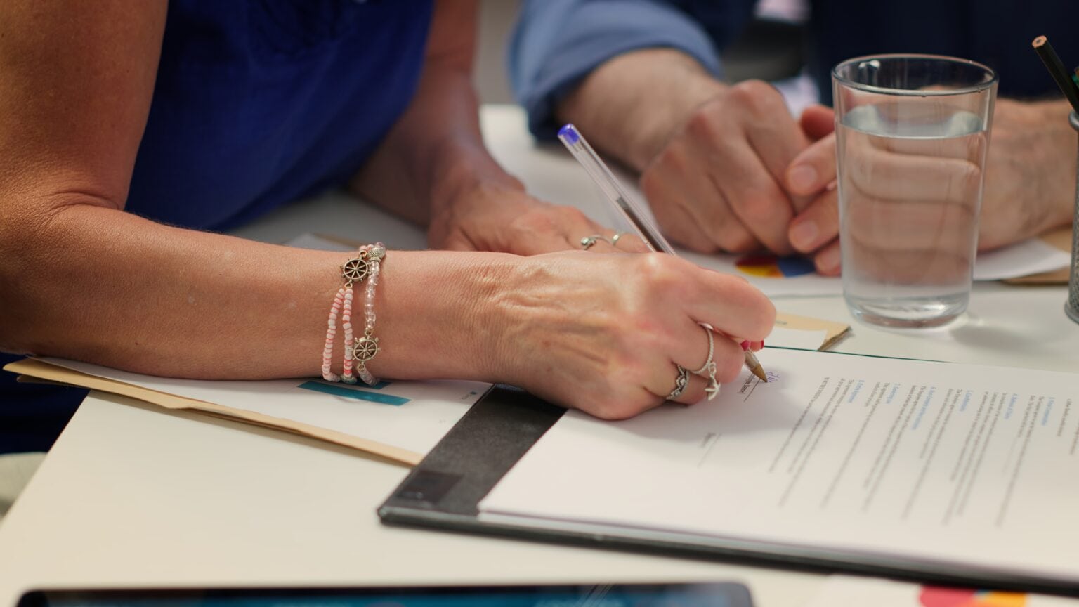 Frau unterschreibt durch das Blind Signing unüberlegt und vorschnell einen Vertrag