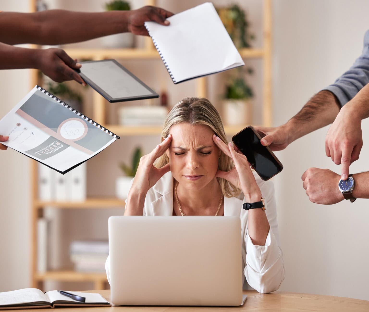 Frau hat durch die vielen Aufgaben ein Burn-Out-Syndrom