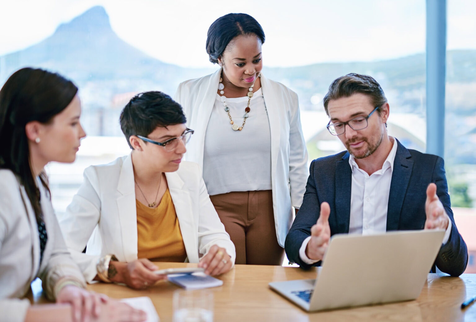 Team bespricht durch das Change Management Aufgaben und Maßnahmen zur Veränderung