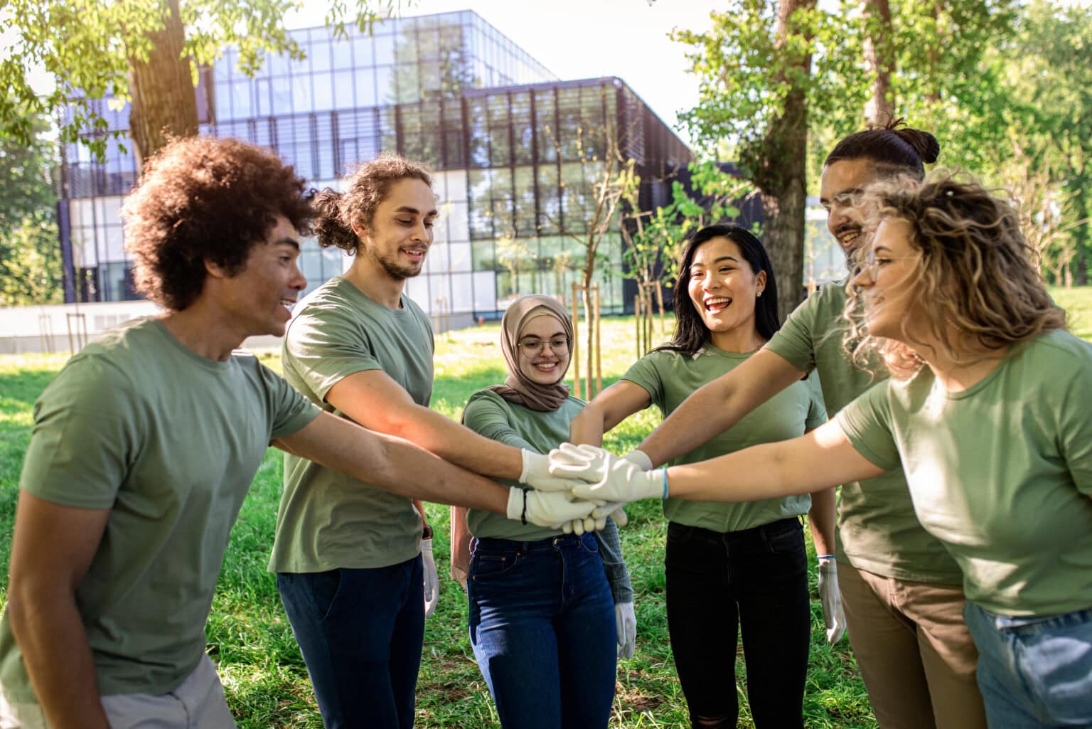 Mitarbeiter sammeln im Zuge der Corporate Social Responsibility zusammen Müll ein
