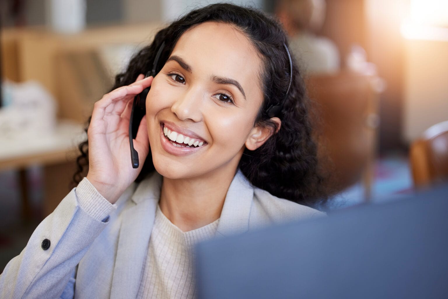 Frau arbeitet und telefoniert im Bereich Customer Journey