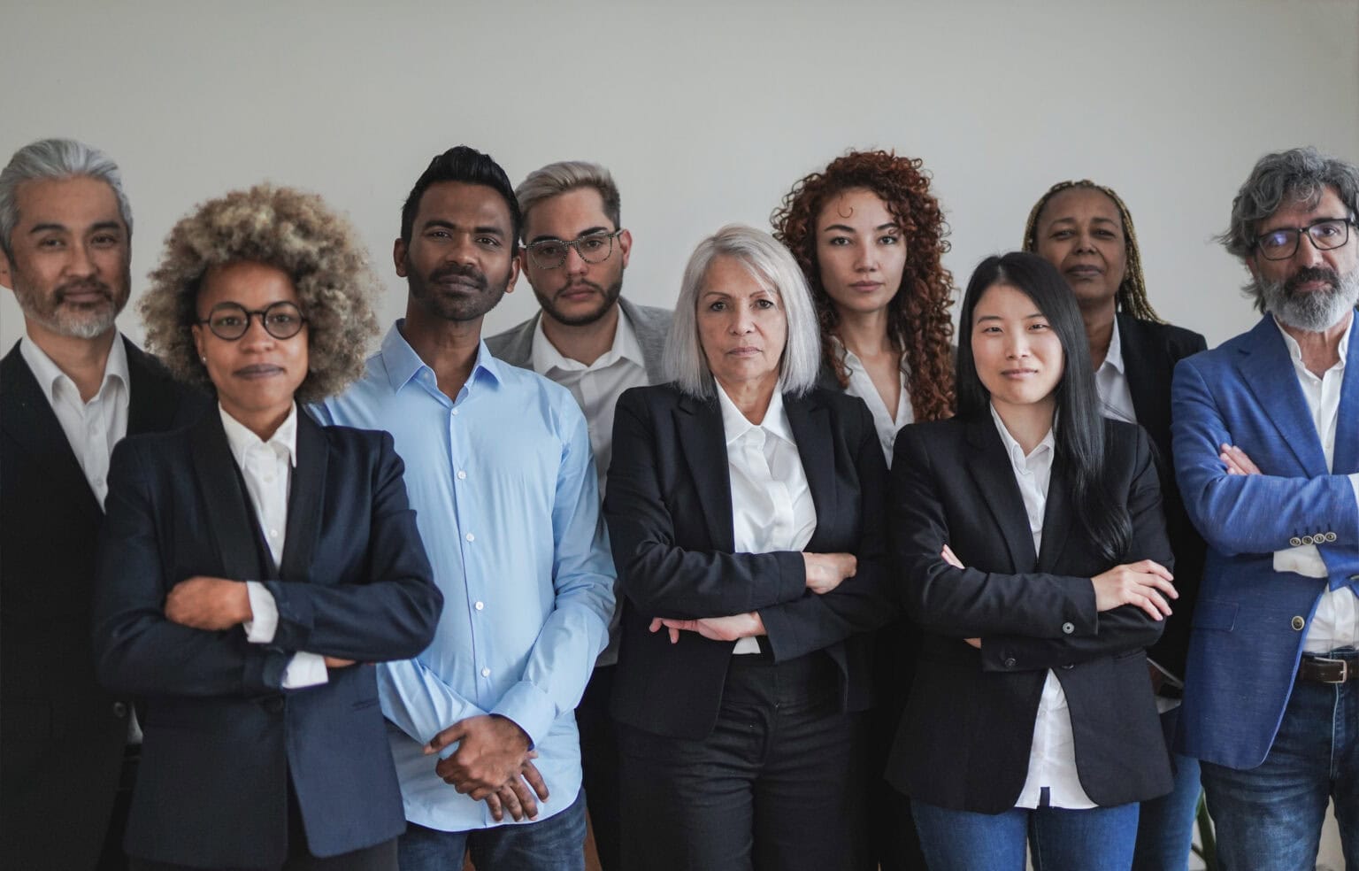 Eine Gruppe von Mitarbeitern zeigt im Zuge des Diskriminierungsverbots die Diversität des Unternehmens