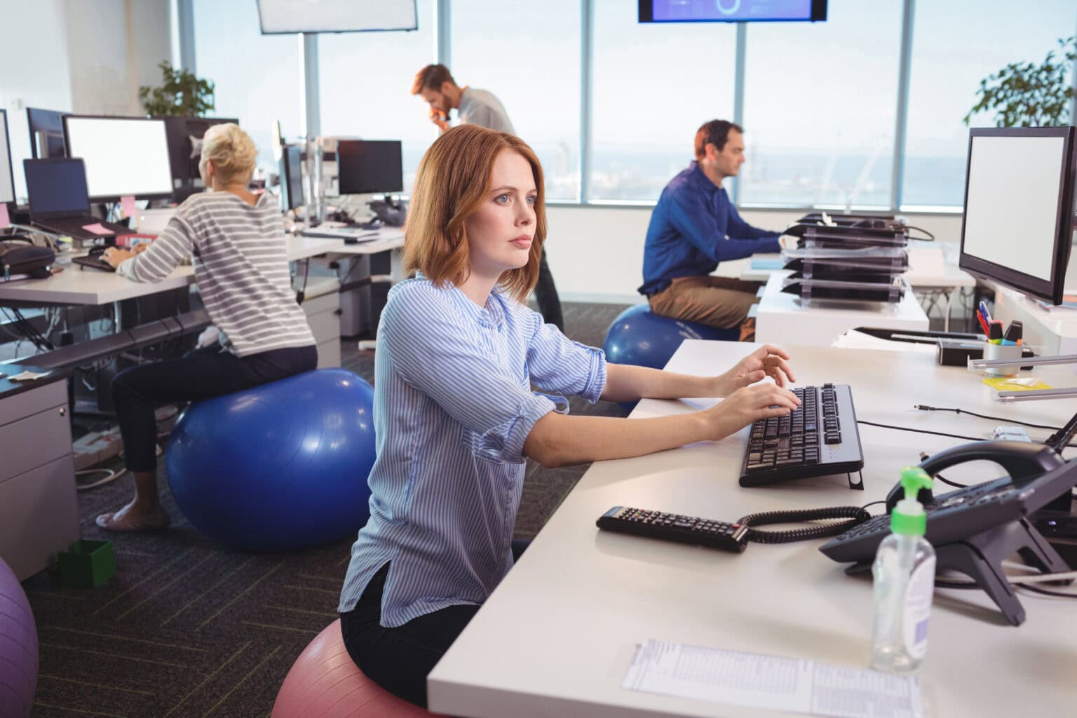 Mitarbeiter am Arbeitsplatz der Ergonomie fördert