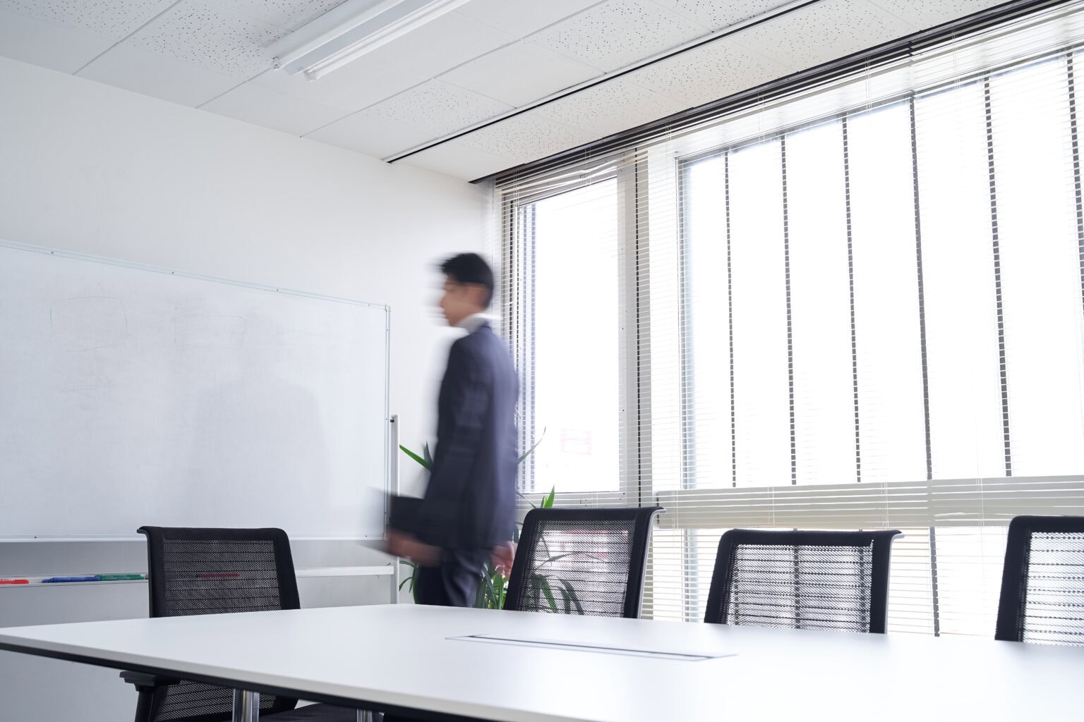 Leeres Büro mit nur einem Mitarbeiter in einem Unternehmen mit zu hoher Fluktuation