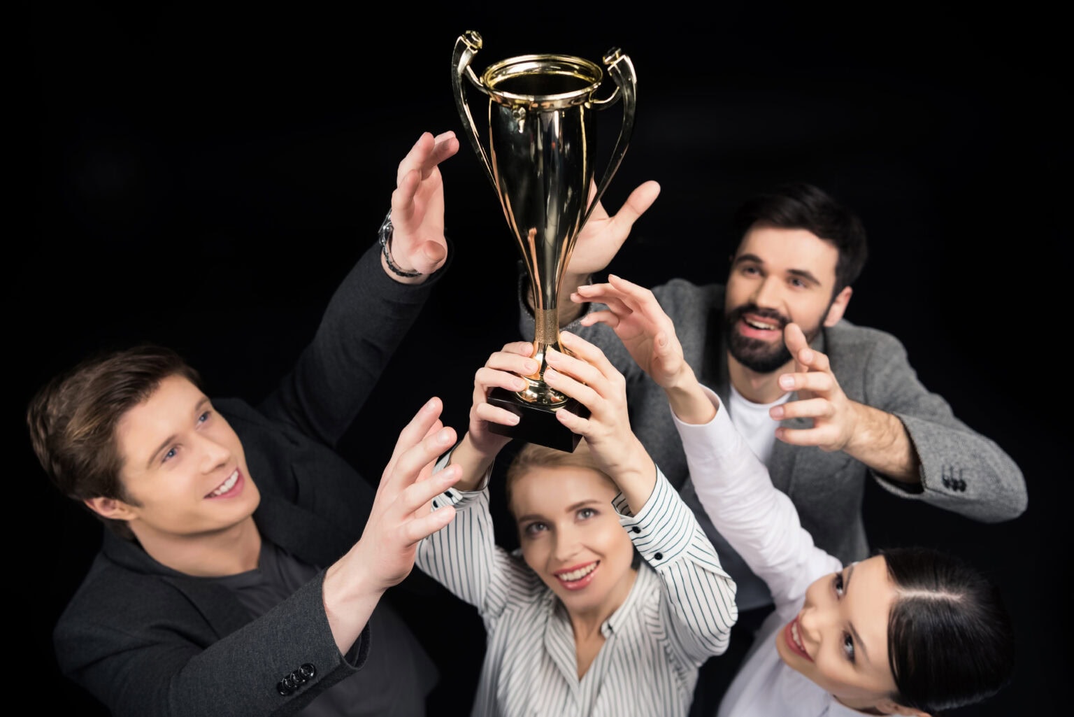 Mitarbeiter freuen sich über den Pokal der Hidden Champions