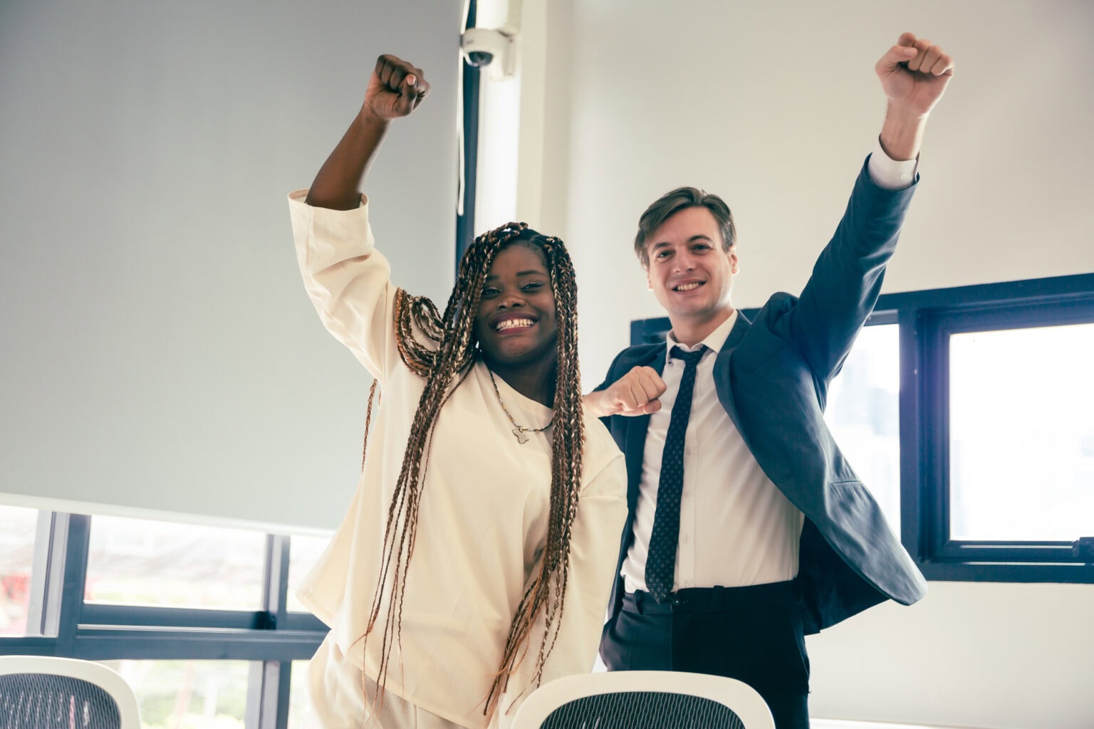 Zwei glückliche Mitarbeiter die durch Incentives neue Motivation haben
