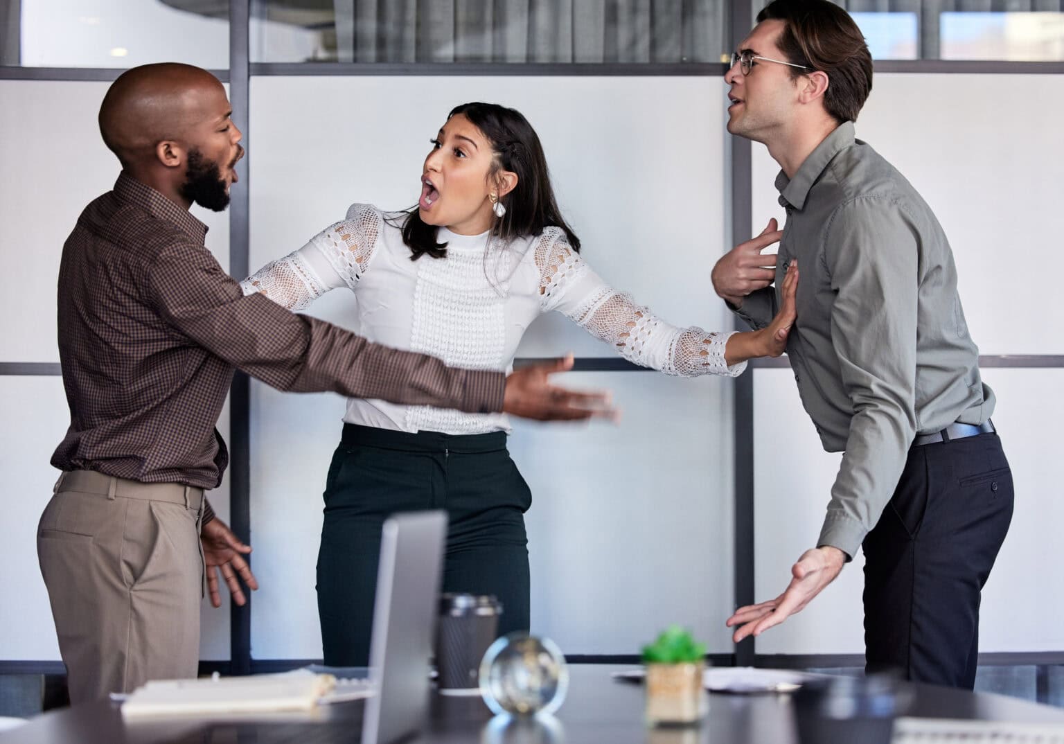 Zwei Personen bei einem Konflikt den die drtte Person durch gutes Konfliktmanagement lösen könnte