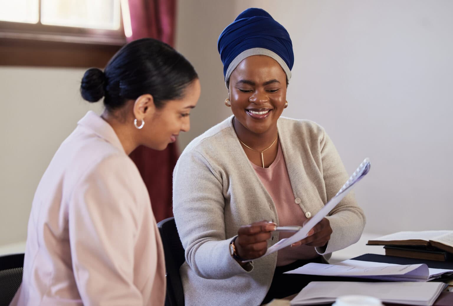 Arbeitnehmerin beim Mentoring mit ihrer Mitarbeiterin