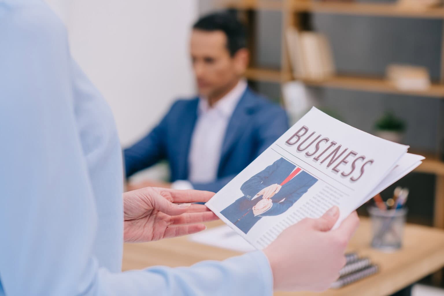 Mitarbeiter liest die Mitarbeiterzeitschrift seines Unternehmens