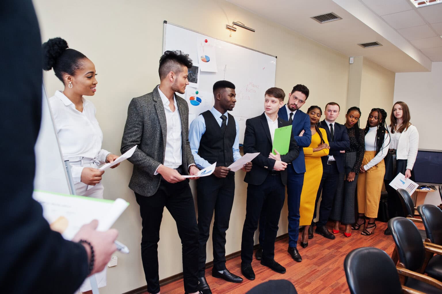 Junge Leute bei der Nachwuchsförderung in einem Unternehmen