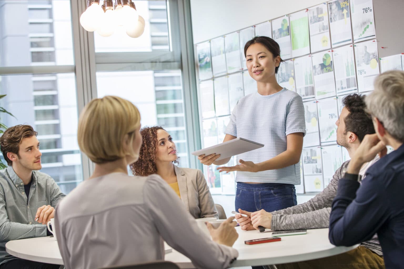Ein Team von Mitarbeitern bei der Besprechung zur Personalwirtschaft