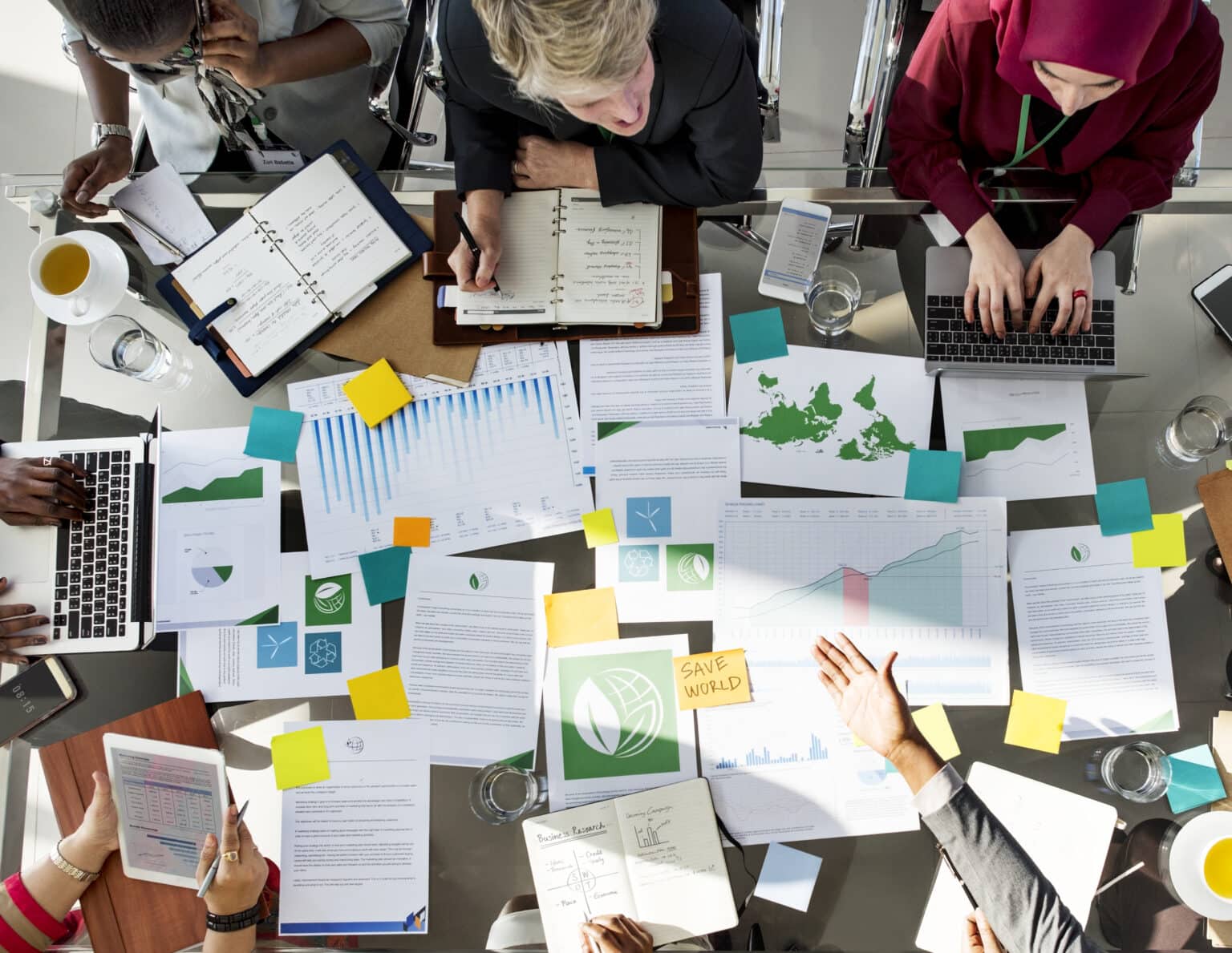 Ein Team von Mitarbeitern bei der Projektorganisation eines neuen Projekts