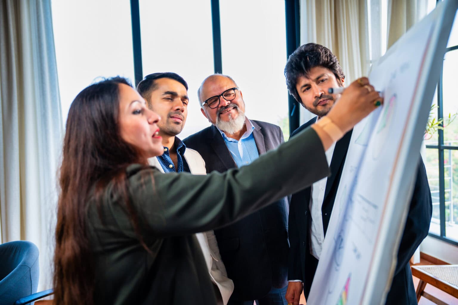 Gruppe von Mitarbeitern sammelt mit Hilfe des Qualitätsmanagement neue Prozesse