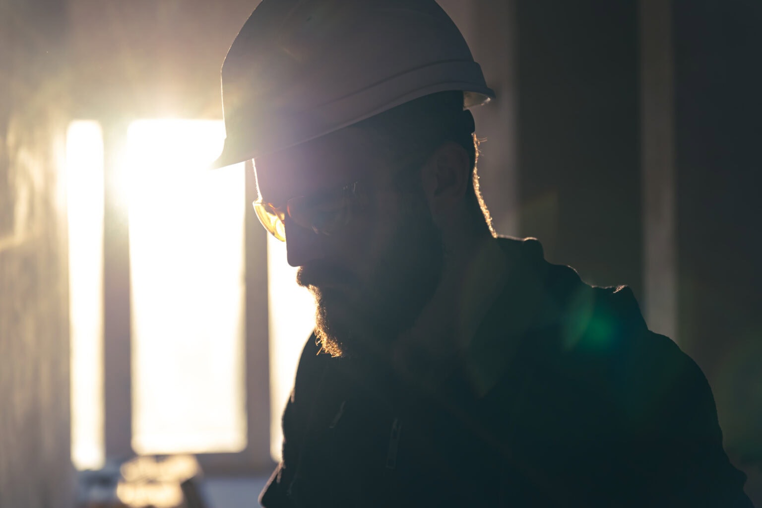 Männlicher Bauarbeiter bei der Schwarzarbeit