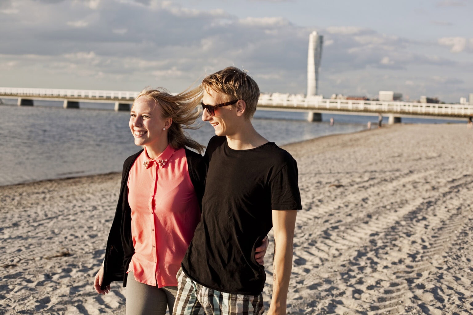 Glückliches Pärchen zusammen am Strand im Urlaub nachdem sie ihr Urlaubsgeld erhalten haben