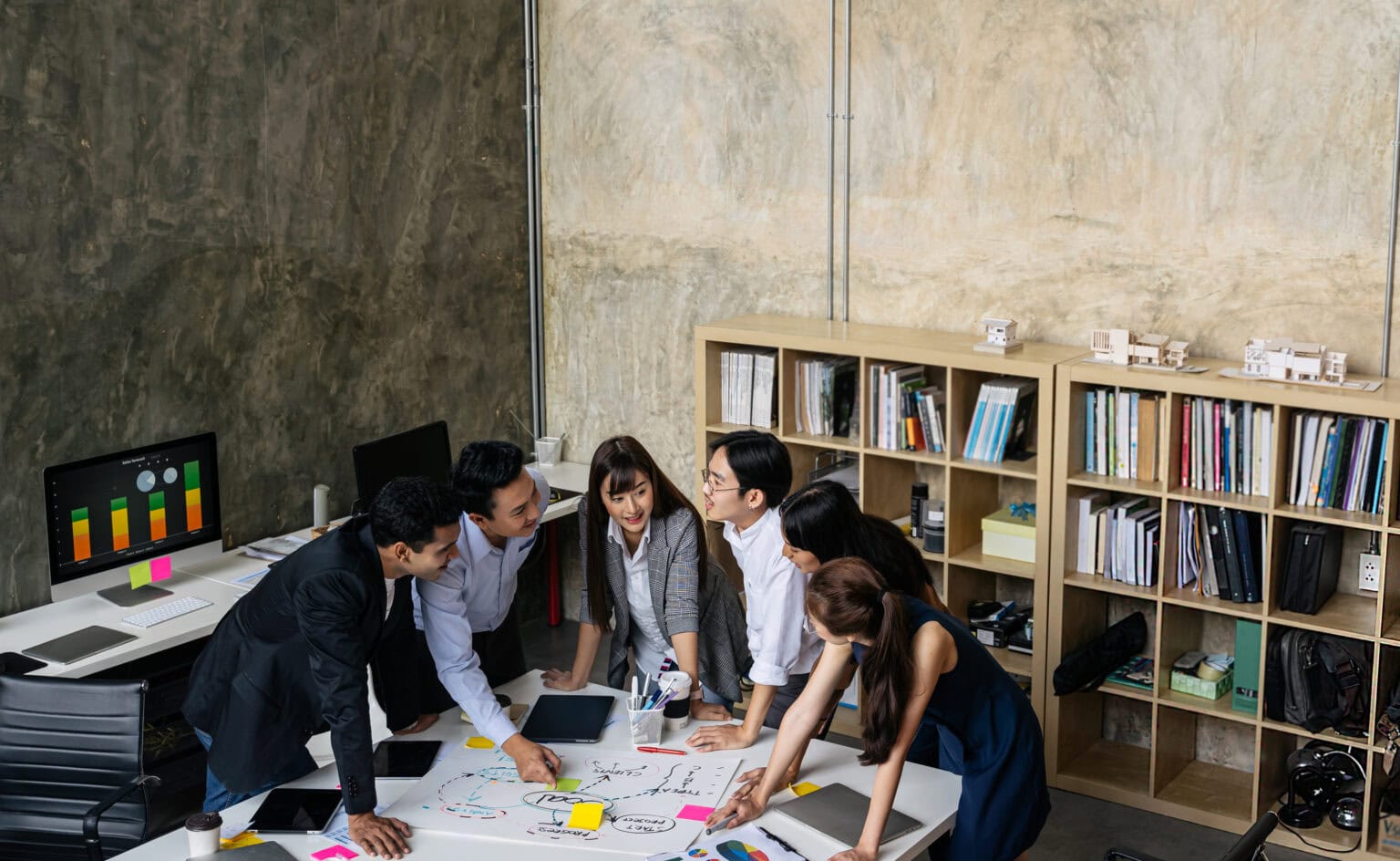 Das Team der Geschäftsleute hat eine erfolgreiche und effiziente Arbeitsorganisation