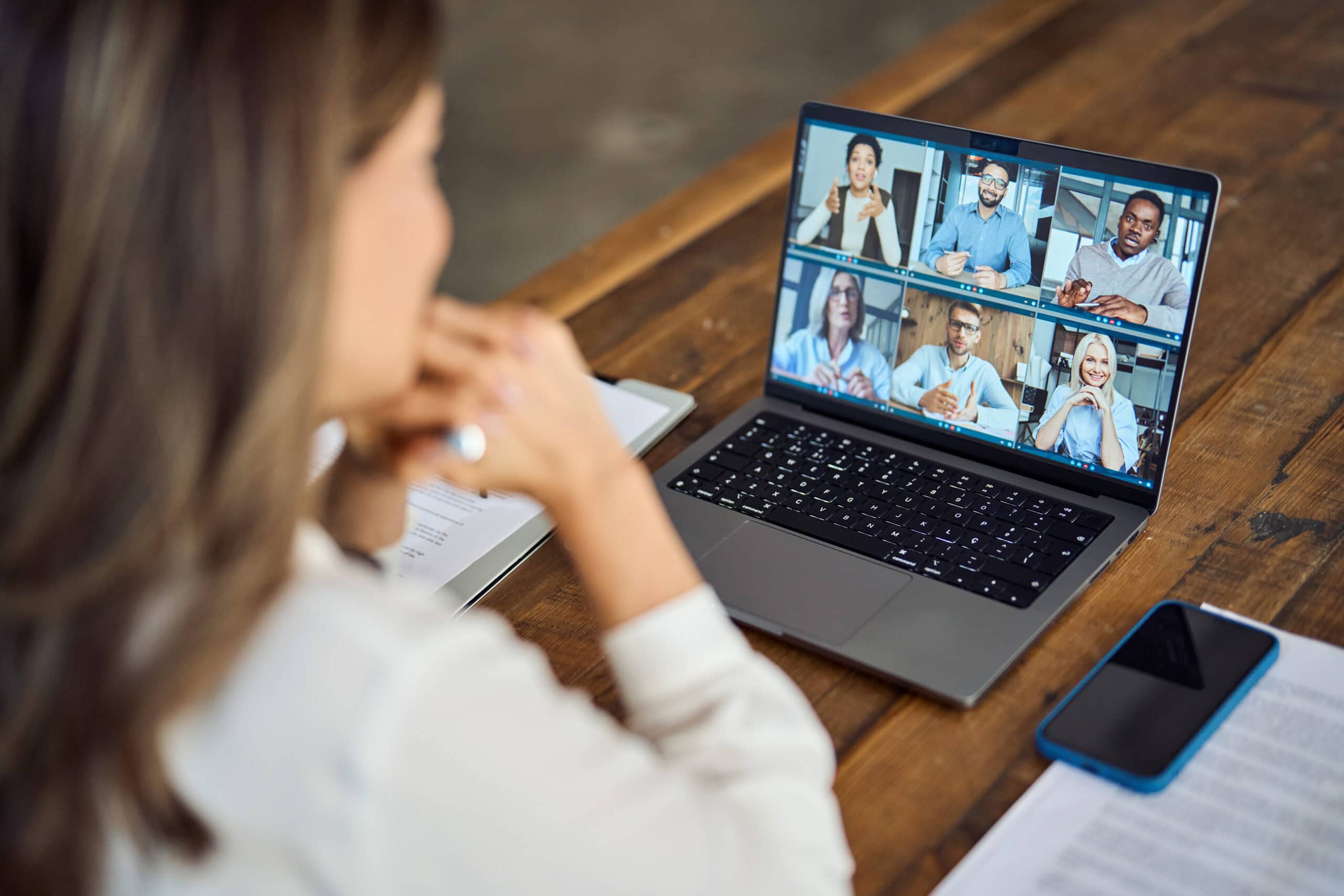 Teamleiterin einer Geschäftsfrau mit Videoanruf für hybride Bürogruppentreffe