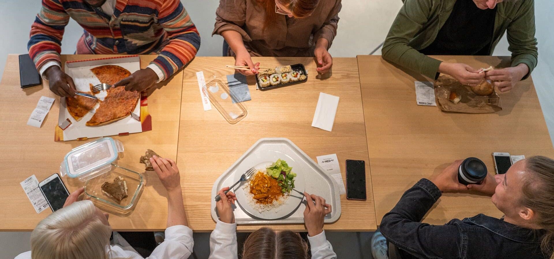 Viele Menschen essen zum Mittag, dank Essenszuschuss vom Arbeitgeber.